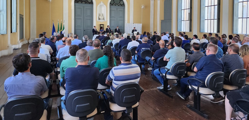 NOVO DELEGADO DA RECEITA FEDERAL EM RG  CONDUZIDO AO CARGO DURANTE CERIMNIA