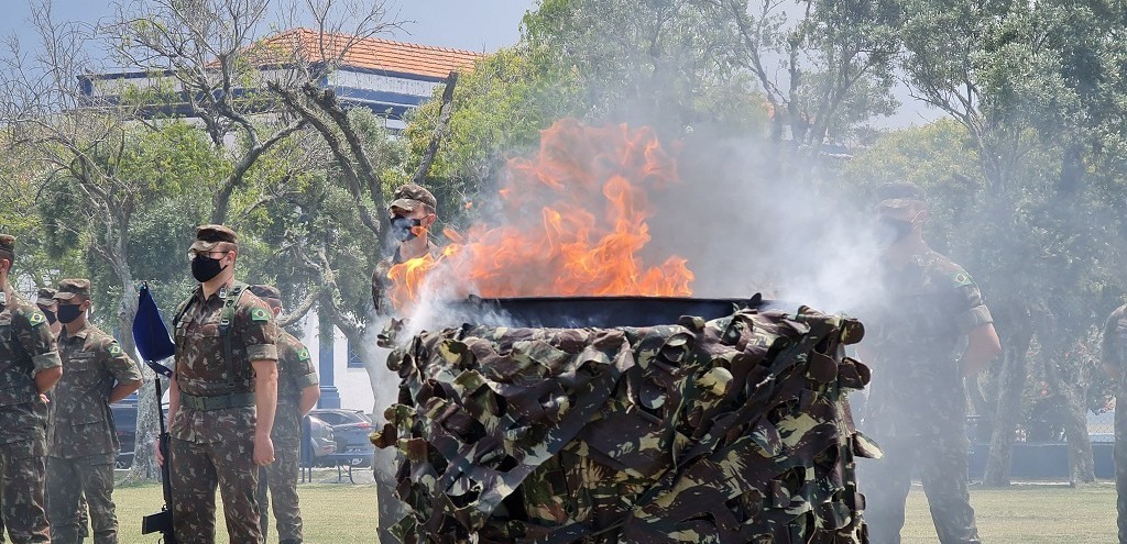 DIA DA BANDEIRA  COMEMORADO EM CERIMNIA MARCADA PELA INCINERAO DE FLMULAS ANTIGAS