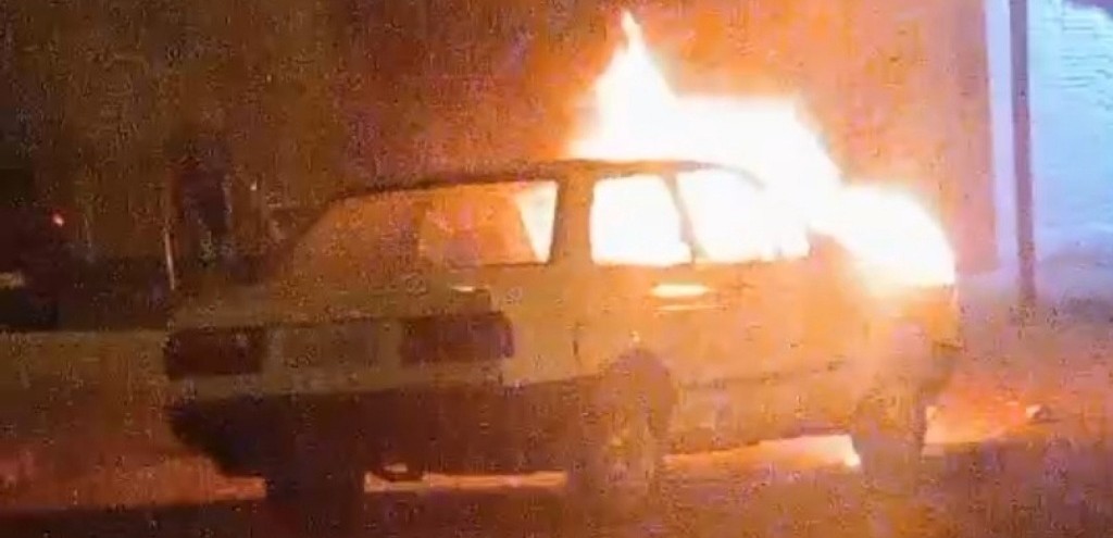 INCNDIOS EM VECULO E OBRA DE CRECHE MOBILIZAM BOMBEIROS EM RG