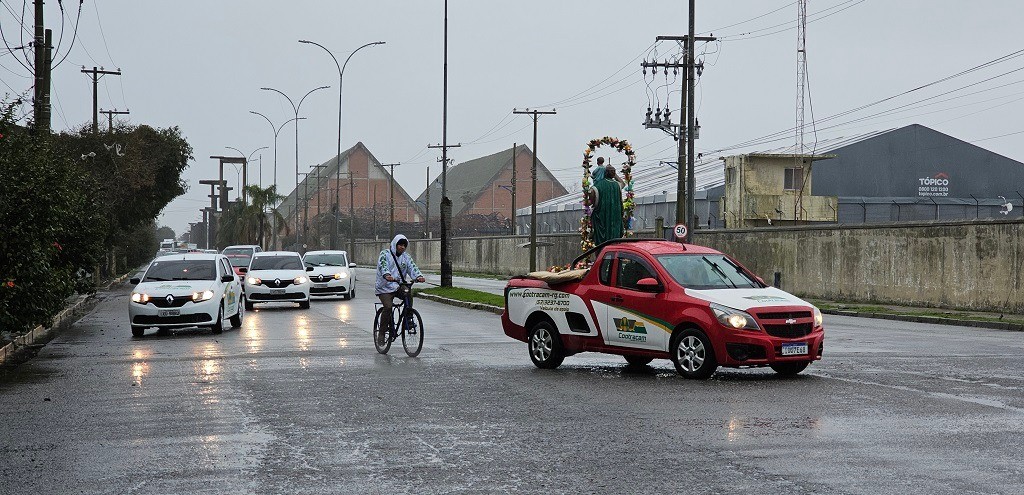 MESMO COM CHUVA, SÃO CRISTÓVÃO É HOMENAGEADO EM RG COM PROCISSÃO