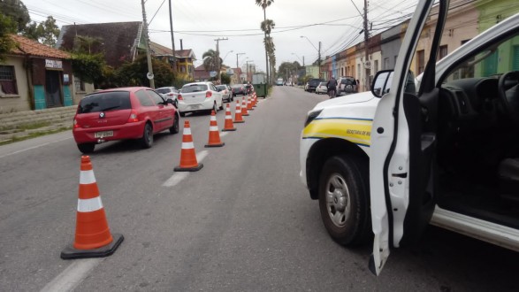 ENGAVETAMENTO ENTRE NIBUS E DOIS CARROS DEIXA UMA PESSOA FERIDA, EM RG