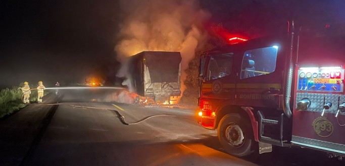 CARRETA CARREGADA COM LIXO PEGA FOGO NA BR 293, EM MORRO REDONDO