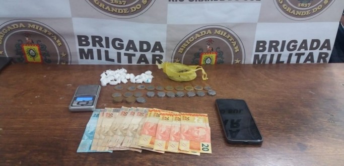 BM PRENDE HOMEM POR TRFICO DE DROGAS EM SANTA VITRIA DO PALMAR