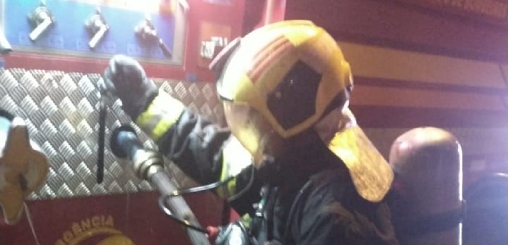 FOOD TRUCK QUE FUNCIONAVA COMO CHURRASCARIA INCENDEIA NO BAIRRO COLINA DO SOL, EM PELOTAS