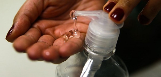 FARM�CIAS DE MANIPULA��O PODEM VENDER �LCOOL GEL AO P�BLICO