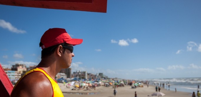 CORPO DE BOMBEIROS ADEQUA NOMENCLATURA SALVA-VIDAS PARA GUARDA-VIDAS