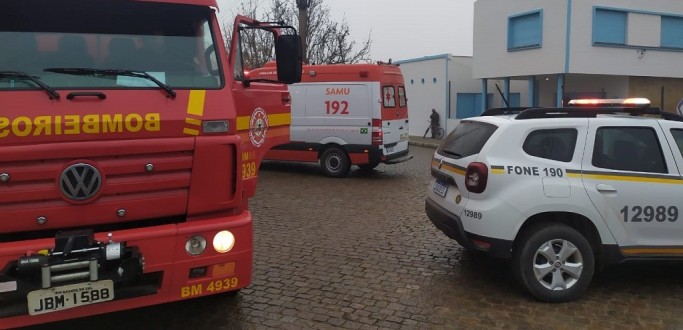 ACIDENTE ENTRE CARRO E MOTO DEIXA HOMEM FERIDO, EM JAGUARO