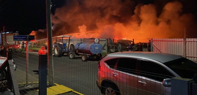 INC�NDIO ATINGE DEP�SITO DE VE�CULOS NA CIDADE DE CAPIVARI DO SUL