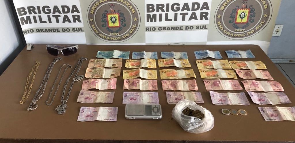 DOIS HOMENS SO PRESOS POR TRFICO DE DROGAS, EM PELOTAS