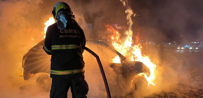 INC�NDIOS EM VE�CULO E RESID�NCIAS S�O REGISTRADOS PELOS BOMBEIROS NO FINAL DE SEMANA