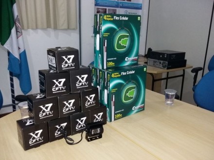EXECUTIVO ENTREGA CMERAS QUE SERO INSTALADAS NOS NIBUS DO TRANSPORTE COLETIVO