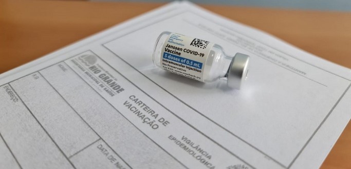 TRABALHADORES DE DIVERSAS CATEGORIAS COME�AM A SER VACINADOS CONTRA A COVID-19