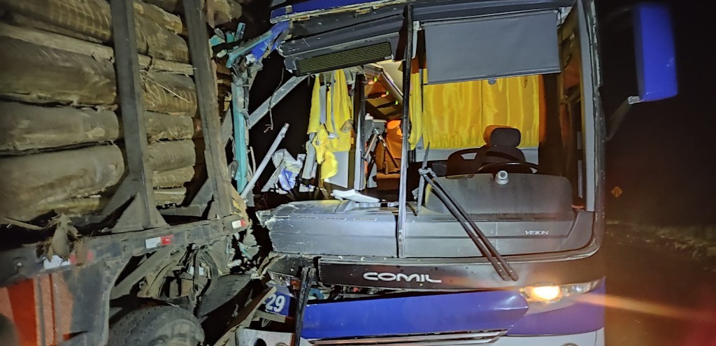 AO TOTAL, 40 FERIDOS LEVES FORAM ATENDIDOS DURANTE OCORRNCIA DE ACIDENTE NA BR 116, EM TAPES