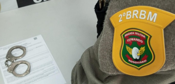 HOMEM COM MANDADO DE PRISO EM ABERTO  LOCALIZADO PELA FORA TTICA DO 2 BRBM, DURANTE ABORDAGEM NA ERS 734