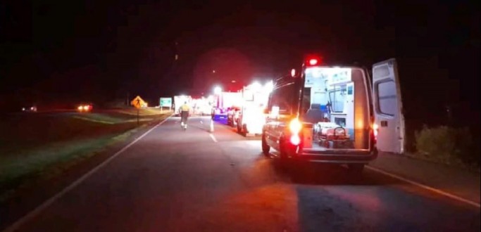 DUAS PESSOAS MORREM EM TOMBAMENTO DE NIBUS DE TURISMO NA BR 116, EM PELOTAS