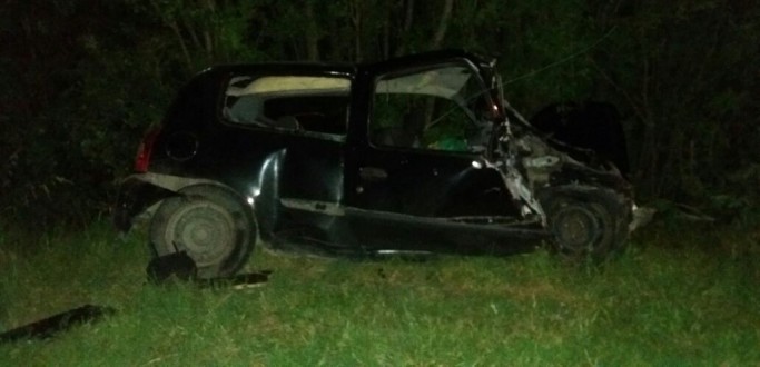COLISO FRONTAL ENTRE CARRO E CAMINHO TERMINA COM DUAS MORTES