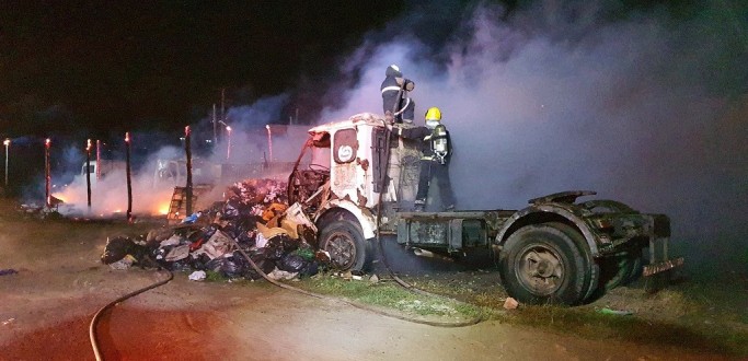 BOMBEIROS TRABALHAM POR CINCO HORAS PARA CONTER INC�NDIO EM GALP�ES NA BR 392