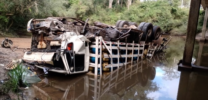 CAMINHO CARREGADO COM BOTIJES DE GS CAI DE PONTE NA BR 293, EM CAPO DO LEO