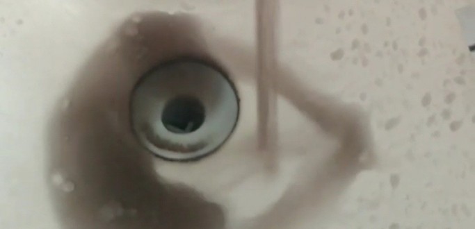 COLORA��O ESCURA DA �GUA ASSUSTA CLIENTES DA CORSAN, EM BAIRROS DE RG