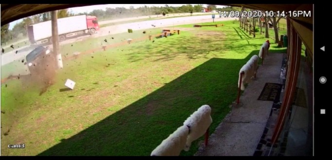 CARRO ATRAVESSA A BR 392, BATE EM FRENTE A UM ESTABELECIMENTO E QUASE  ATINGIDO POR CAMINHO