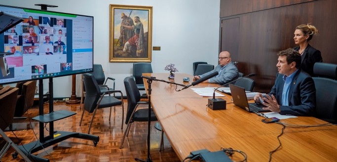 ASSEMBLEIA SUSPENDE DIRIAS, CORTA VERBAS DE GABINETES E DEVOLVE R$ 30 MILHES AO EXECUTIVO