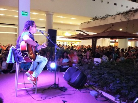 SERGINHO MOAH ATRAIU BOM PBLICO EM APRESENTAO GRATUITA NO PARTAGE SHOPPING