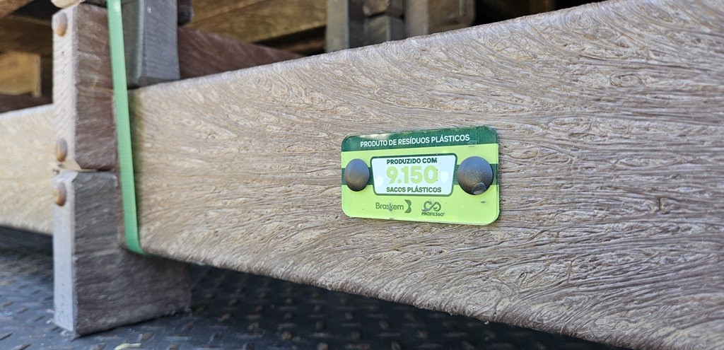 BRASKEM DOAR 1,7 MIL BANCOS E FLOREIRAS DE MADEIRA PLSTICA PARA PREFEITURAS, ENTRE ELAS RG