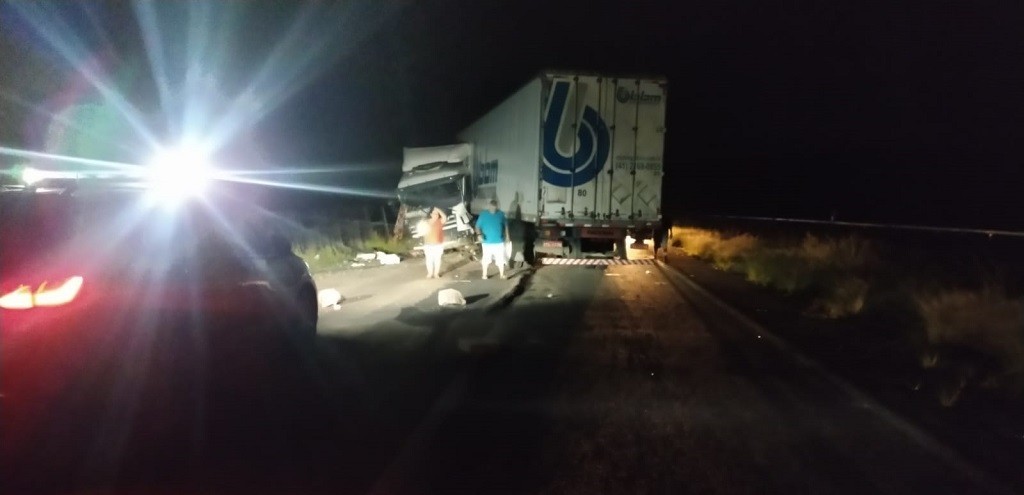 ACIDENTE ENVOLVE DUAS CARRETAS NA BR 116, SENDO UMA DELAS DE RIO GRANDE