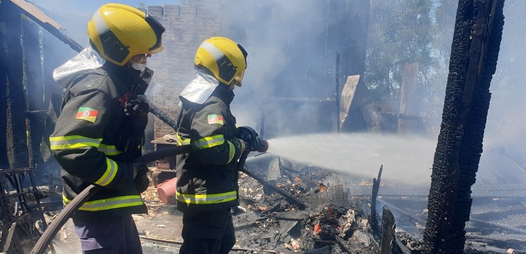 BOMBEIROS USAM DEZ MIL LITROS DE GUA PARA CONTROLAR INCNDIO EM CASA, NO PQ SO PEDRO