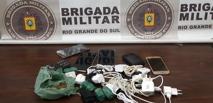 BM APREENDE DROGAS, CELULARES E CARREGADORES NA PERG