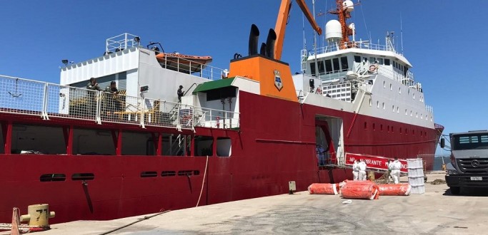 FERIADO FOI DE EMBARQUE DE MATERIAIS NO NAVIO ALMIRANTE MAXIMIANO