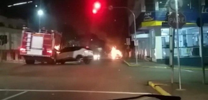 VIATURA DOS BOMBEIROS SE ENVOLVE EM ACIDENTE A 40 METROS DO LOCAL DA OCORRNCIA, EM IJU