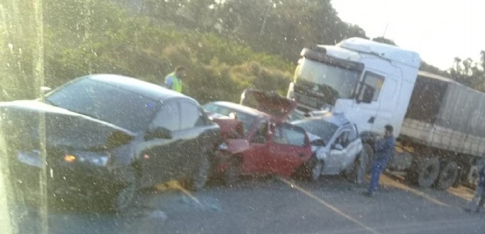 ENGAVETAMENTO DEIXA PELO MENOS DUAS PESSOAS FERIDAS NA BR 392