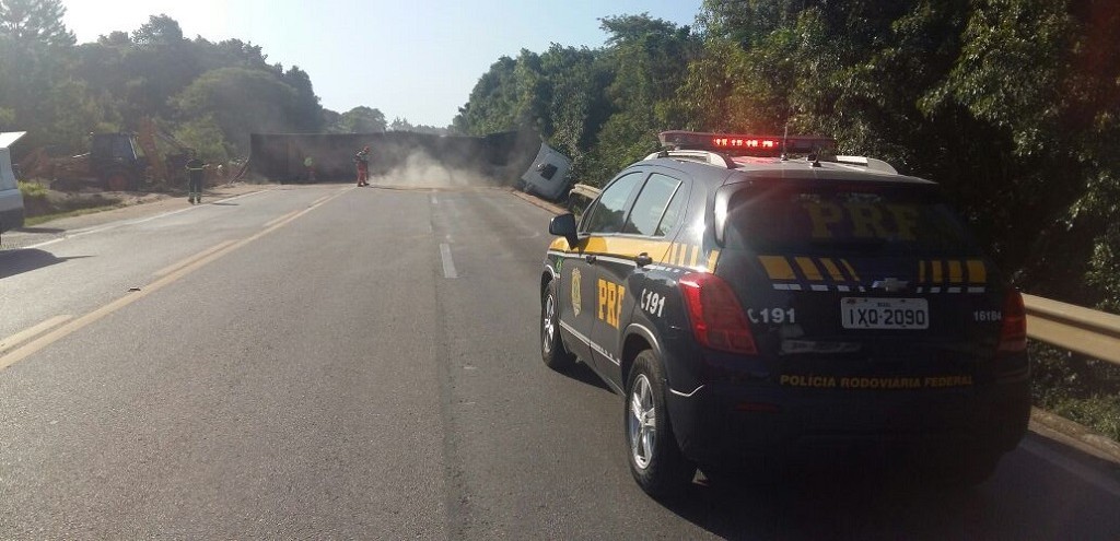 COLISO ENTRE UM CARRO E DOIS CAMINHES CAUSA UMA MORTE NA BR 392