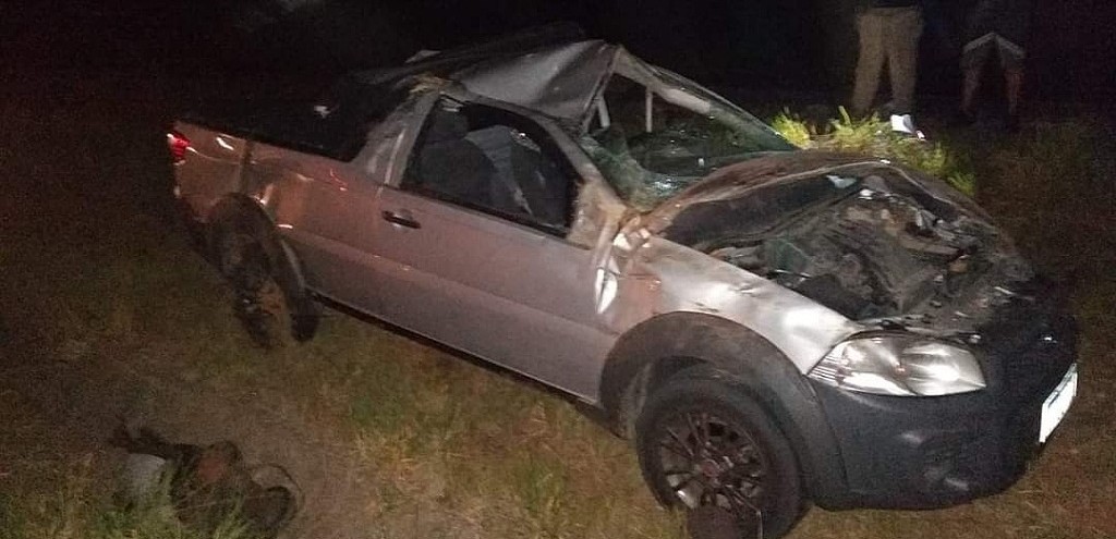 CARRO SAI DA PISTA E CAPOTA NA BR 116, EM SENTINELA DO SUL