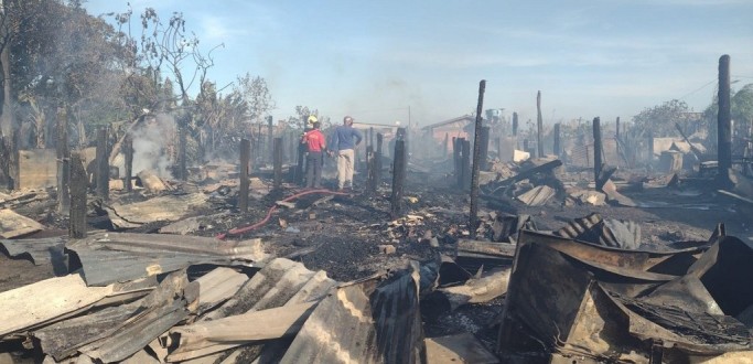 INC�NDIO DESTR�I DUAS CASAS E UM GALP�O NA VILA MANGUEIRA, EM RIO GRANDE