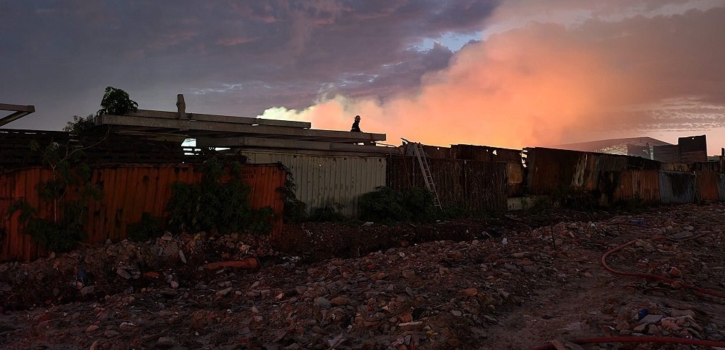 INCNDIO EM RECICLADORA  CONTROLADO, MAS RESCALDO SEGUE SENDO REALIZADO