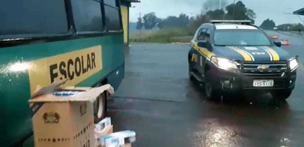 PRF APRENDE CIGARRO CONTRABANDEADOS EM FALSA VAN ESCOLAR