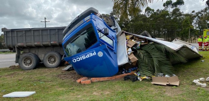 ACIDENTE ENTRE DOIS CAMINHES  REGISTRADO NA BR 392