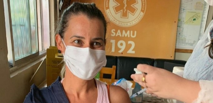 PROFISSIONAIS DO SAMU RECEBEM DOSE DA VACINA CONTRA O CORONAV�RUS