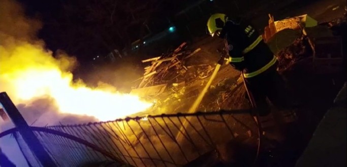 INC�NDIO ATINGE ESTA��O DE DESCARTE DE LIXO EM RIO GRANDE