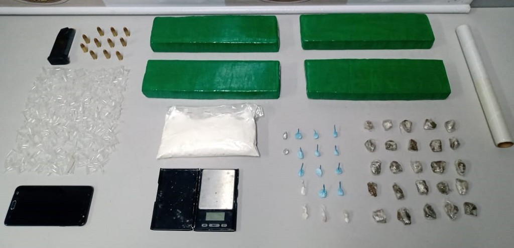 BM PRENDE QUATRO PESSOAS POR TRFICO DE DROGAS, POSSE DE MUNIES E PORTE ILEGAL DE ARMA