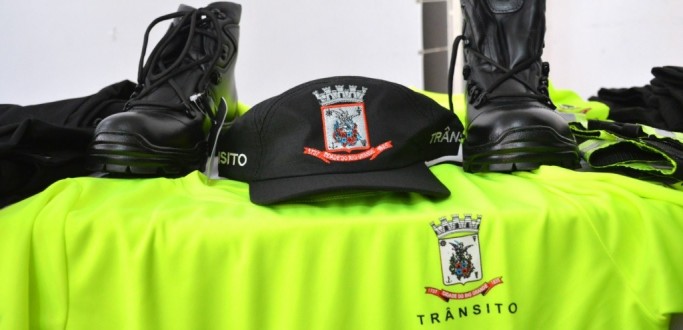 AGENTES DE TRNSITO DE RG RECEBEM NOVOS UNIFORMES E MATERIAIS