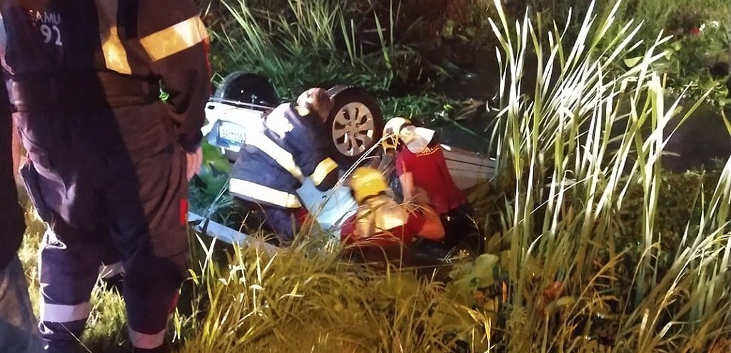 CARRO DE CASAL DE IDOSOS CAI EM ARROIO NO BAIRRO FRAGATA, EM PELOTAS