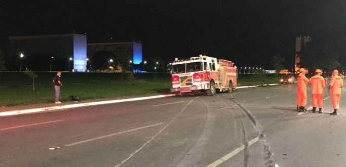 CAMINHO DO CORPO DE BOMBEIROS INVADE ESPLANADA DOS MINISTRIOS