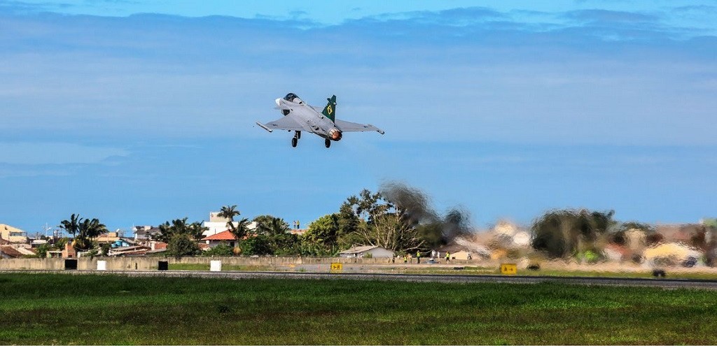 CAA GRIPEN DA FAB, ADQUIRIDO DA SUCIA, FAZ PRIMEIRO VOO NO BRASIL