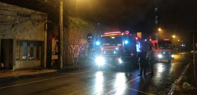 INC�NDIO ATINGE ANTIGA OFICINA NO CENTRO DE RIO GRANDE