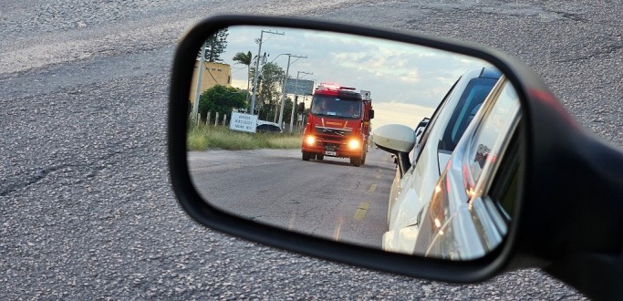 CONDUTA NO TRNSITO: O QUE FAZER QUANDO UM VECULO DE EMERGNCIA SE APROXIMA