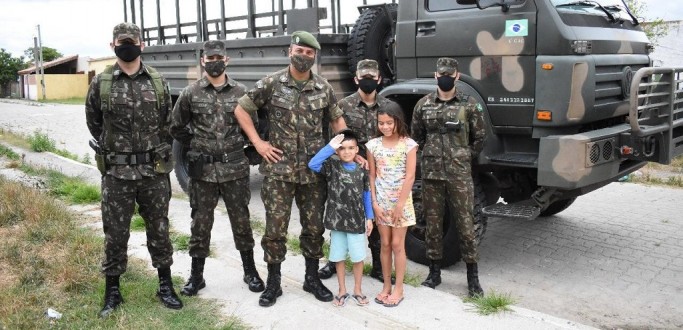 6� GAC ATENDE PEDIDO DE NATAL FEITO EM CARTA POR MENINO APAIXONADO PELO EX�RCITO