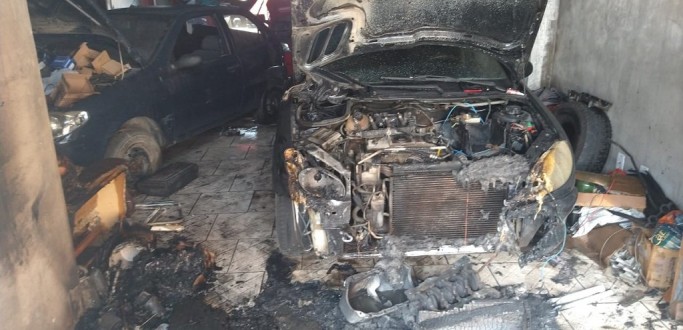 CARRO PEGA FOGO DENTRO DE OFICINA NO BAIRRO CIDADE NOVA